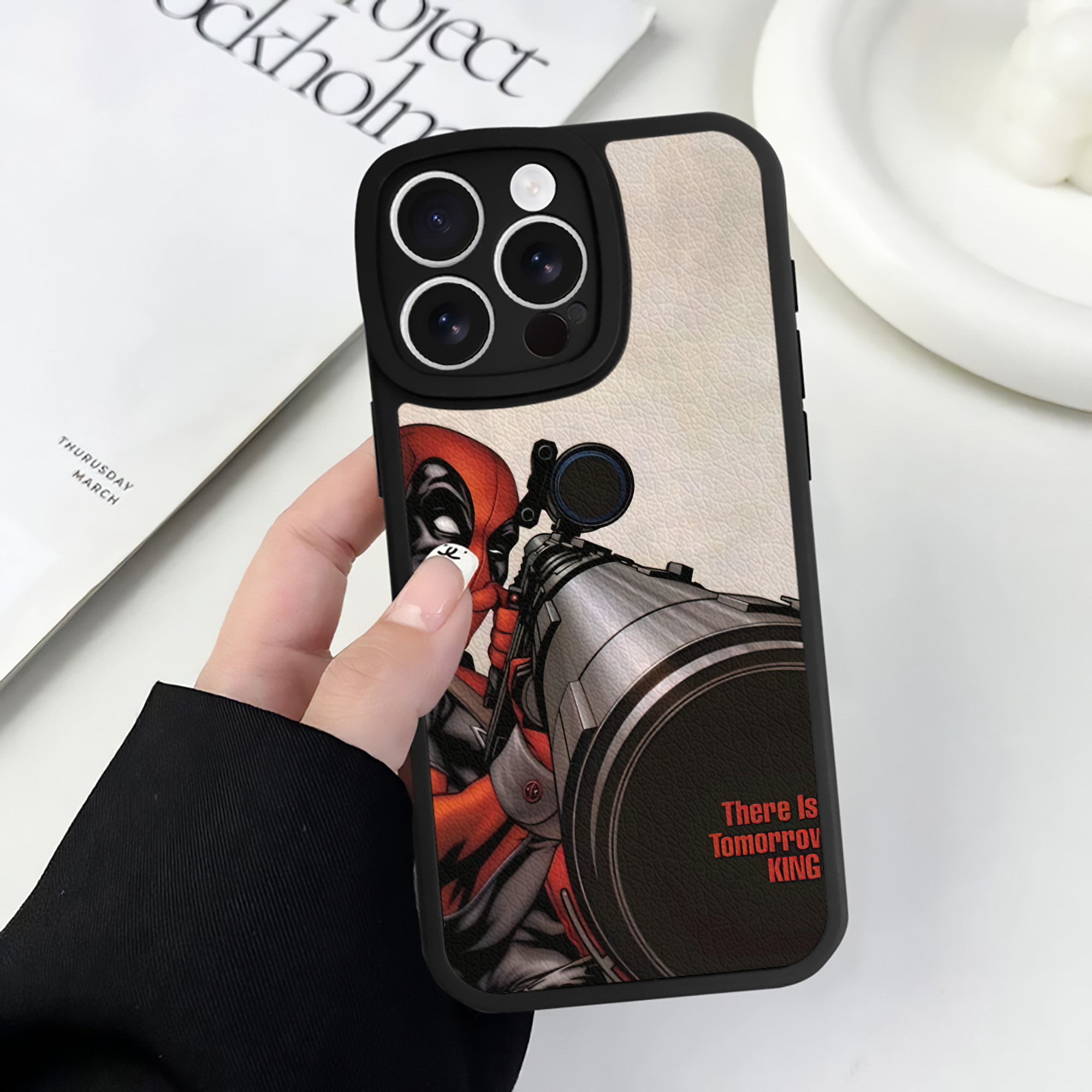 （画像用） Deadpool デッドプール 【iPhone 16シリーズ対応】シリコンスマホケース（レザー調） 材質：シリコン